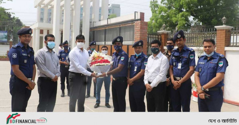 ফুলেল শুভেচ্ছা দিয়ে বরণ করা হলো খুলনার নবনিযুক্ত পুলিশ সুপারকে