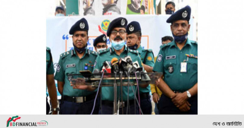 জনগণকে মাস্ক পরায় উদ্বুদ্ধকরণ কর্মসূচি শুরু করেছে ডিএমপি