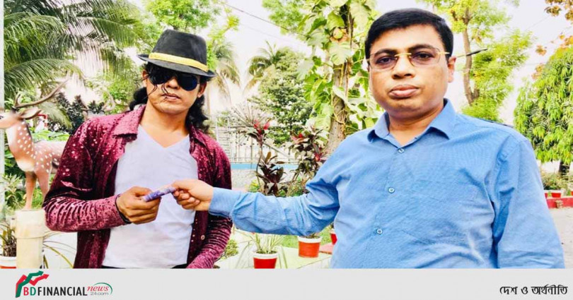 মাইকেল জ্যাকসনের গেটআপে চানাচুর বিক্রেতা এর পাশে দাঁড়ালেন খুলনার জেলা প্রশাসক