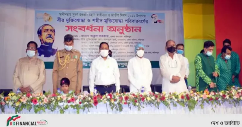 মুক্তিযোদ্ধাদের ফুল দিয়ে বরণ ও সংবর্ধনা দিয়েছেন ফরিদপুরের জেলা প্রশাসক