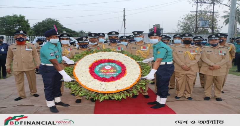শহীদদের প্রতি বিনম্র শ্রদ্ধা জানালেন রাজশাহী মেট্রোপলিটন পুলিশ কমিশনার