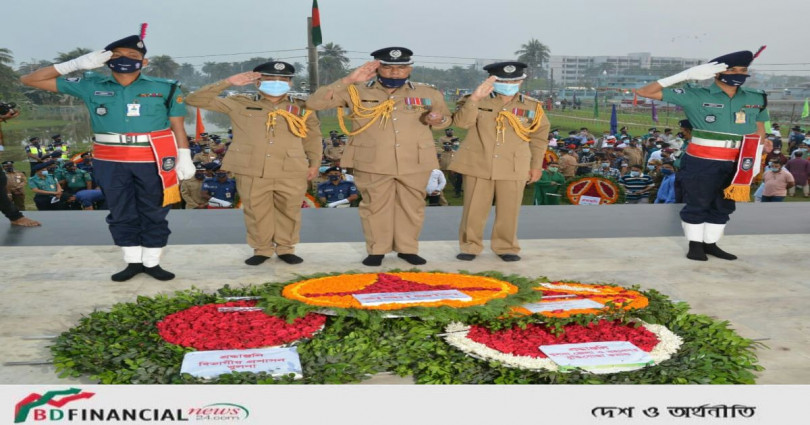 মহান স্বাধীনতার সুবর্ণ জয়ন্তী ও জাতীয় দিবসে গল্লামারি বধ্যভূমি স্মৃতিসৌধে পুষ্পস্তবর্ক অর্পণ করলেন কেএমপি কমিশনার