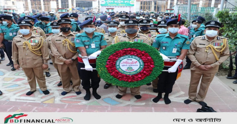 শহীদ মিনারে ফুল দিয়ে শ্রদ্ধা নিবেদন করলেন চট্টগ্রাম মেট্রোপলিটন পুলিশ কমিশনার