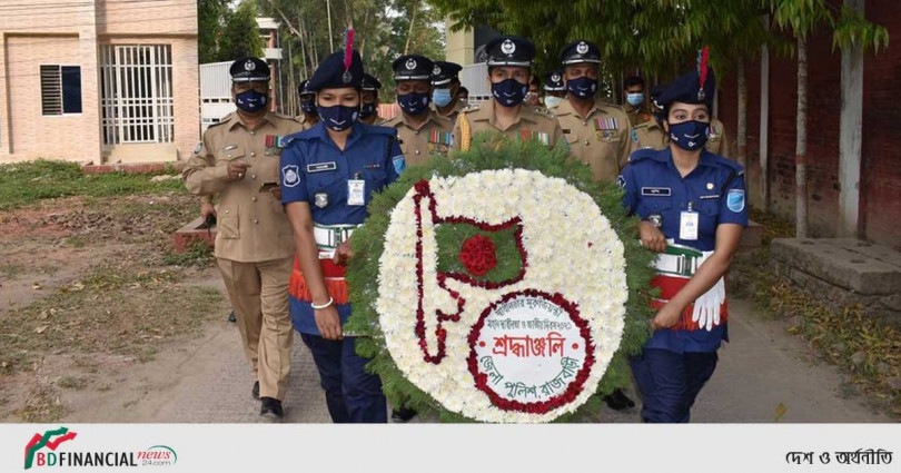 শহীদদের পুষ্পস্তবক অর্পন করলেন রাজবাড়ীর পুলিশ সুপারের