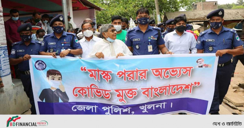 মাস্ক বিহীন ব্যক্তিকে মাস্ক পরিয়ে দিলেন খুলনার পুলিশ সুপার