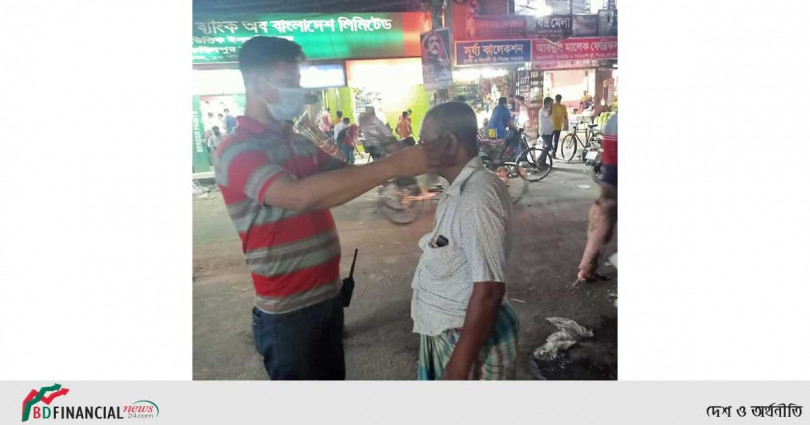 ফরিদপুর জেলা পুলিশের উদ্যোগে মোড়ে মোড়ে মাস্ক বিতরণ ও মাইকিং