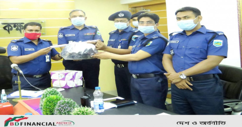 করোনা সংক্রমন প্রতিরোধে জয়পুরহাট জেলা পুলিশের সদস্যদের মাঝে স্বাস্থ্য সুরক্ষা সমগ্রী বিতরণ