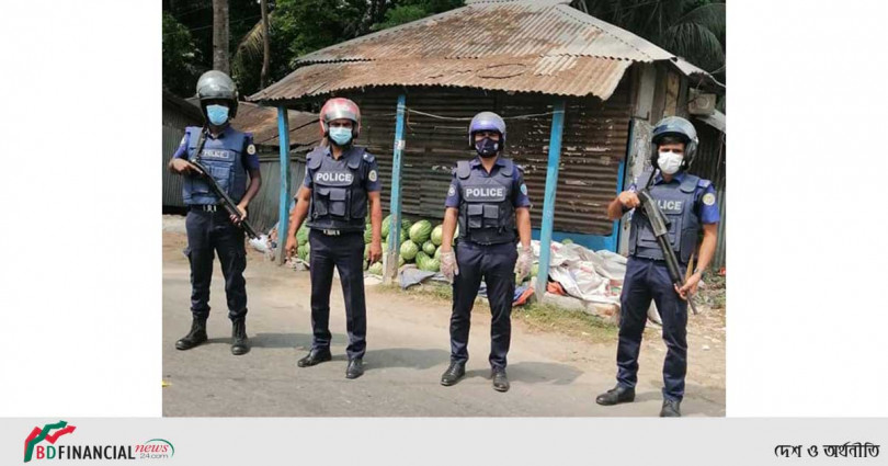 পটুয়াখালীতে পুলিশ সুপারের নির্দেশনায় জনসচেতনতা মূলক কার্যক্রম ও মাস্ক বিতরন