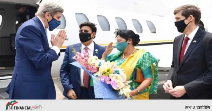 প্রধানমন্ত্রীকে আমন্ত্রণ জানাতে ঢাকায় জন কেরি