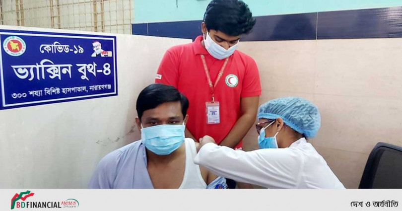 দ্বিতীয় ডোজ গ্রহণ করলেন নারায়ণগঞ্জ জেলা জেলা প্রশাসক