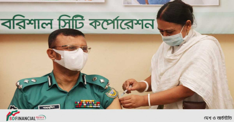 করোনা টিকার ২য় ডোজ নিলেন বিএমপি কমিশনার