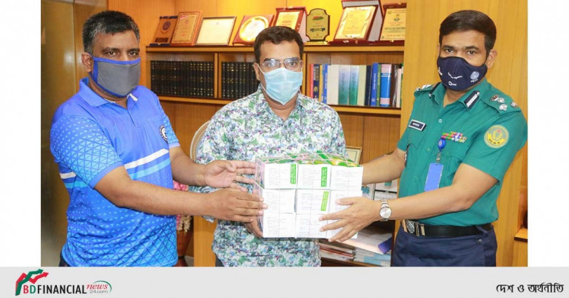 আরএমপি কমিশনার এর হাতে করোনা প্রতিরোধক সামগ্রী তুলে দিয়েছে গুল-গোফুর পেট্রোলিয়াম