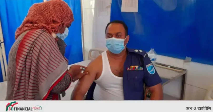 টিকার ২য় ডোজ গ্রহন করলেন গাজীপুর জেলা পুলিশ সুপার এসএম শফিউল্লাহ্