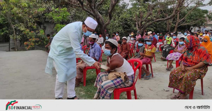 কর্মহীন মানুষের মাঝে রান্না করা ইফতার  বিতরন করলেন কামরুল আহসান সরকার রাসেল