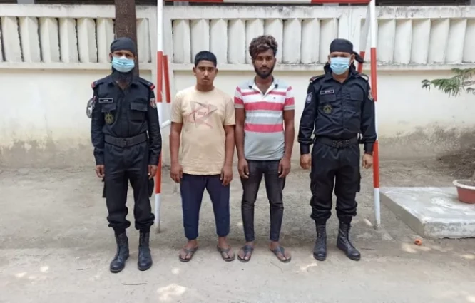 বিদেশি অস্ত্রসহ ৪ জনকে গ্রেপ্তার করেছে র‌্যাব-২