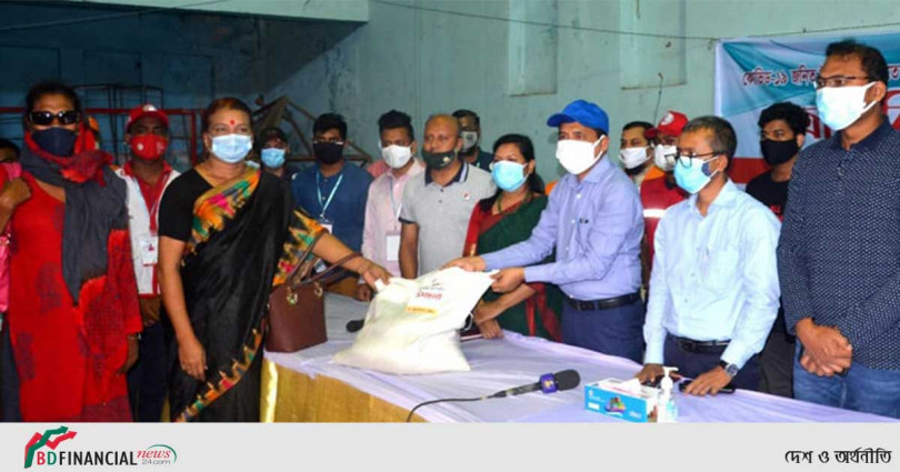 তৃতীয় লিঙ্গের ৩০০ জনকে প্রধানমন্ত্রী প্রদত্ত ‘উপহার’ তুলে দিয়েছে চট্টগ্রাম জেলা প্রশাসন