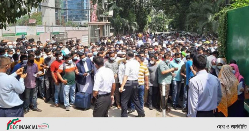 টিকিটের অপেক্ষায় সৌদি এয়ারলাইন্সের যাত্রীরা