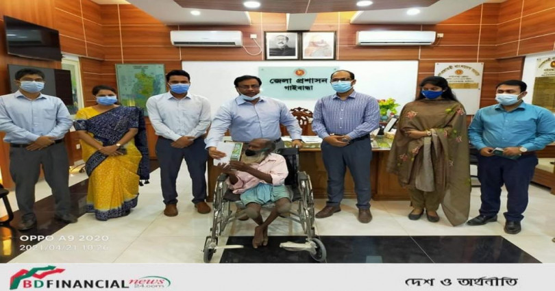শারীরিক প্রতিবন্ধীকে হুইল চেয়ার ও আর্থিক সহায়তা প্রদান করলেন গাইবান্ধার জেলা প্রশাসক
