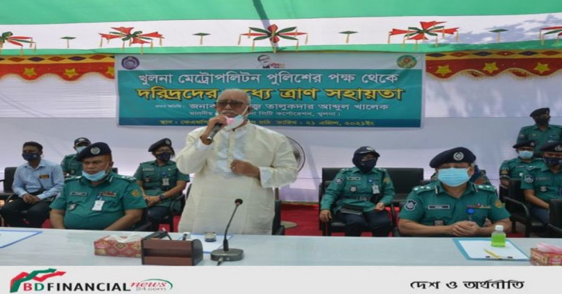 দরিদ্রদের ত্রাণ সহায়তা দিয়েছে খুলনা মেট্রোপলিটন পুলিশ