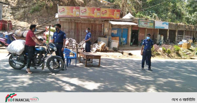 বান্দরবান জেলা পুলিশ সামাজিক দুরত্ব নিশ্চিতকল্পে সচেতনতামূলক প্রচারণা অব্যাহত রেখেছে