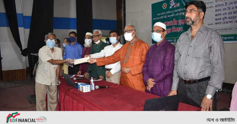 খুলনায় অসহায় শিল্পী কলা কুশলী ও কবি সাহিত্যিকদের প্রধানমন্ত্রীর অনুদানের চেক বিতরণ
