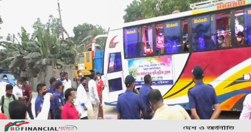 পুলিশের ব্যবস্থাপনায় বিভিন্ন জেলার ধানকাটা শ্রমিক নওগাঁয়