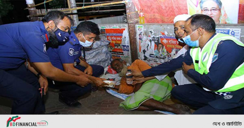 টহলের পাশাপাশি রান্না করা সেহরি নিয়ে হাজির নারায়ণগঞ্জ পুলিশ