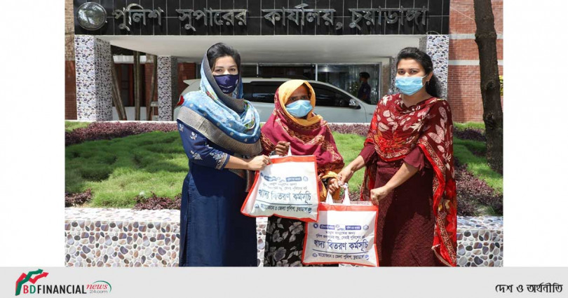 স্বামী-সন্তানহীন এক নারীকে নিত্য প্রয়োজনীয় দ্রব্য কিনে দিলেন চুয়াডাঙ্গার পুলিশ সুপার