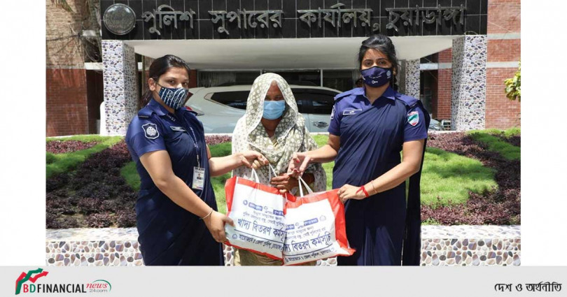 স্বামী-সন্তানহীন আরো এক নারীকে নিত্য প্রয়োজনীয় দ্রব্য কিনে দিলেন চুয়াডাঙ্গার পুলিশ সুপার