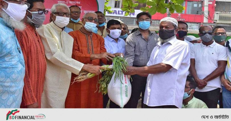 খুলনার শহীদ হাদিস পার্কে করোনায় কর্মহীনদের মাঝে সেখ সালাহউদ্দিন জুয়েলের মানবিক সহায়তা বিতরণ
