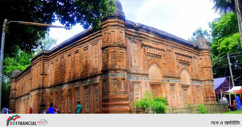 পাঁচশ বছর ধরে অম্লান বাঘা শাহী মসজিদ