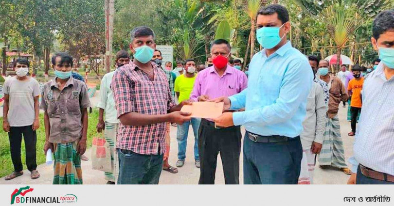 জুতার কারিগরদের প্রধানমন্ত্রীর সহায়তা তুলে দিলেন রংপুরের জেলা প্রশাসক