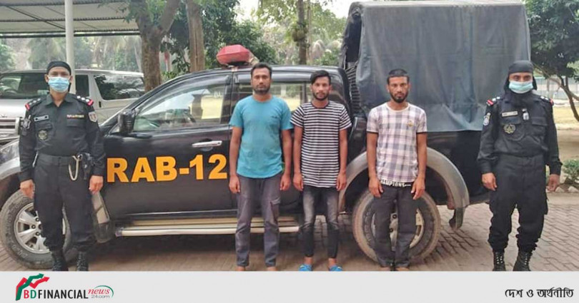 পাবনা ও বগুড়ায় র‌্যাব-১২ এর পৃথক দুই অভিযান : অস্ত্র এবং মাদকসহ আটক চার