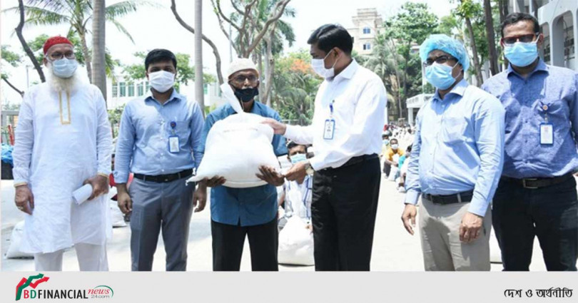 নারায়ণগঞ্জে প্রধানমন্ত্রীর ত্রাণ পেলেন পরিবহন শ্রমিকরা