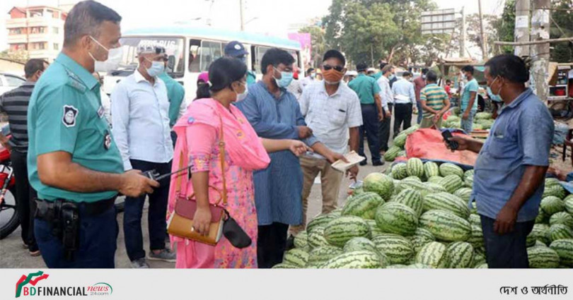 অতিরিক্ত দামে তরমুজ বেচায় বরিশালে ১৪ জন‌কে জ‌রিমানা