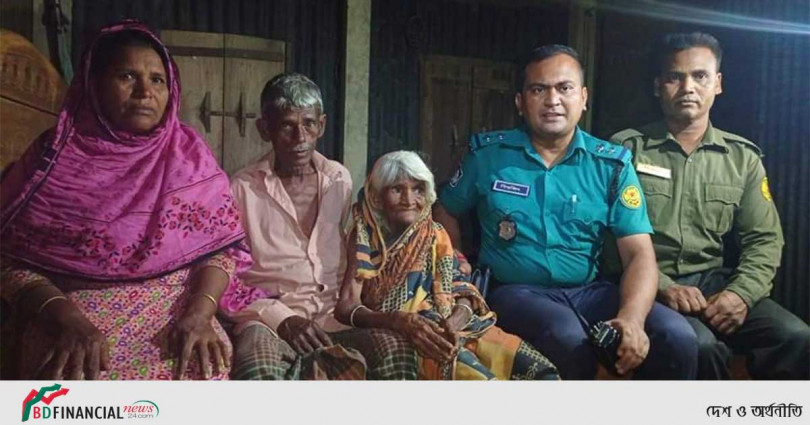 ডিসি ওয়ারী শাহ ইফতেখার আহমেদ এর নির্দেশনায় স্বজনদের কাছে বৃদ্ধ মহিলা