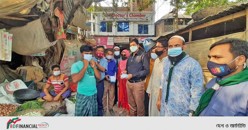 নড়াইল জেলা প্রশাসক এর নির্দেশনায় বাড়ি বাড়ি গিয়ে সুরক্ষা সামগ্রী বিতরন