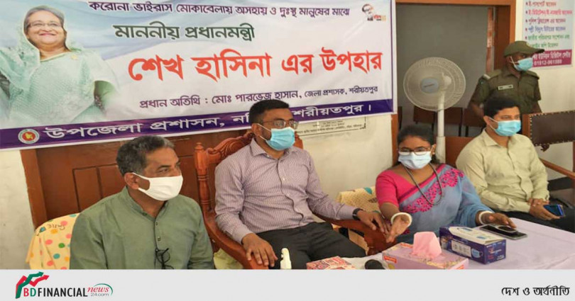 আশ্রয়ণ প্রকল্পে বসবাসরতদের হাতে পুষ্টিকর খাদ্য তুলে দিলেন শরীয়তপুরের জেলা প্রশাসক