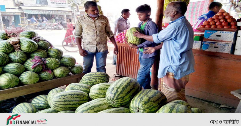 ঝালকাঠির বাজারে তরমুজের গায়ে আগুন কেজি দরে বিক্রি দাম বাড়ানোর কৌশল