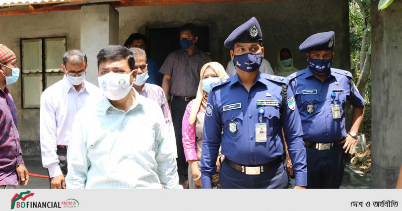 গৃহহীনদের জন্য প্রধানমন্ত্রীর উপহার দেয়া বাড়ী পরিদর্শন করলেন খুলনার জেলা প্রশাসক ও পুলিশ সুপার