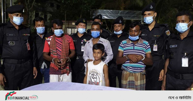 মানিকগঞ্জে অপহৃত শিশু উদ্ধারসহ  ৩ জনকে আটক করেছে  র‌্যাব-৪