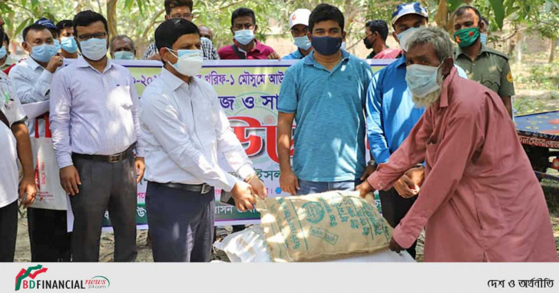 কৃষি উপকরণ বিতরণ করেন চুয়াডাঙ্গার জেলা প্রশাসক