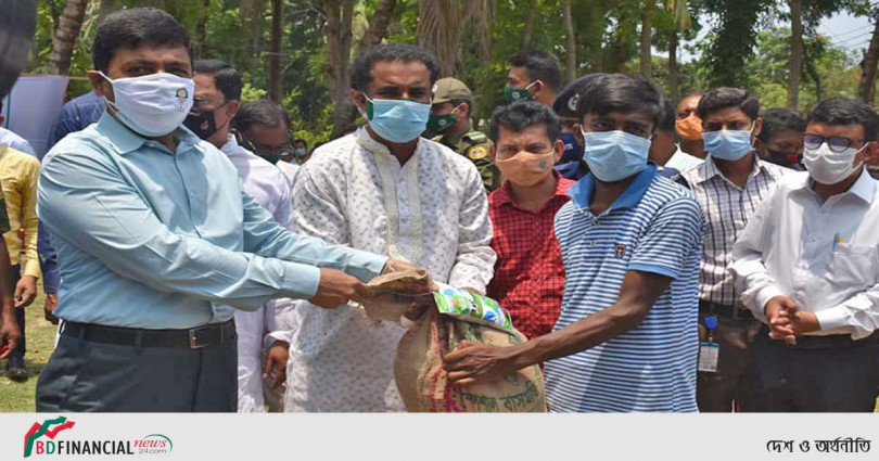 দিঘলিয়া উপজেলায় মাননীয় প্রধানমন্ত্রী কর্তৃক প্রদত্ত খাদ্য সহায়তা বিতরণ