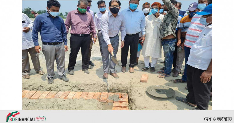 লক্ষ্মীপুরে ভূমিহীন ও গৃহহীনদের জন্য নির্মাণাধীন ঘর পরিদর্শনে জেলা প্রশাসক মোঃ আনোয়ার হোছাইন আকন্দ