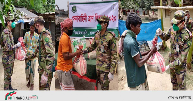 সেনাবাহিনীর পক্ষ থেকে রাজশাহীতে ১০০ পরিবারকে ত্রাণ সামগ্রী বিতরণ