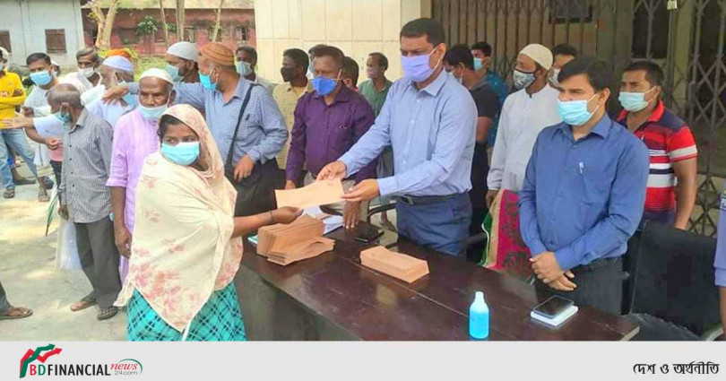 ৪০০ রিকশা ভ্যান শ্রমিককে মানবিক সহায়তা দিলো রংপুর জেলা প্রশাসন