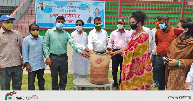 ৫০ জন তৃতীয় লিঙ্গের মানুষজনের প্রধানমন্ত্রীর মানবিক সহায়তা পৌছে দিলো কুড়িগ্রাম জেলা প্রশাসন