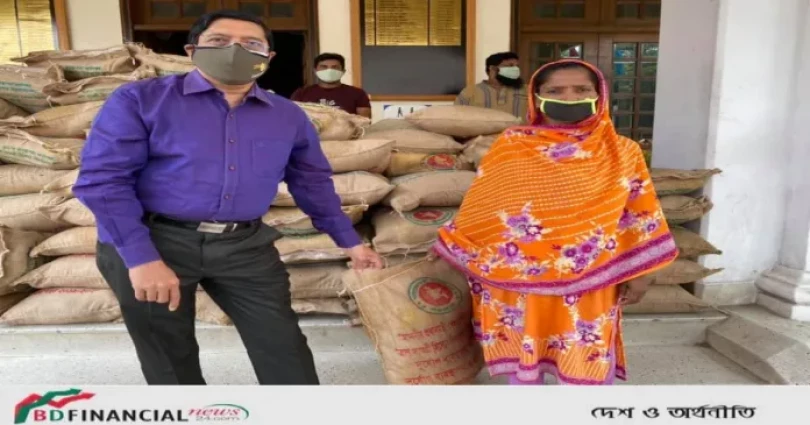 অফিসার্স ক্লাব, ঢাকায় কর্মচারীদের মাঝে প্রধানমন্ত্রীর উপহার সামগ্রী বিতরণ