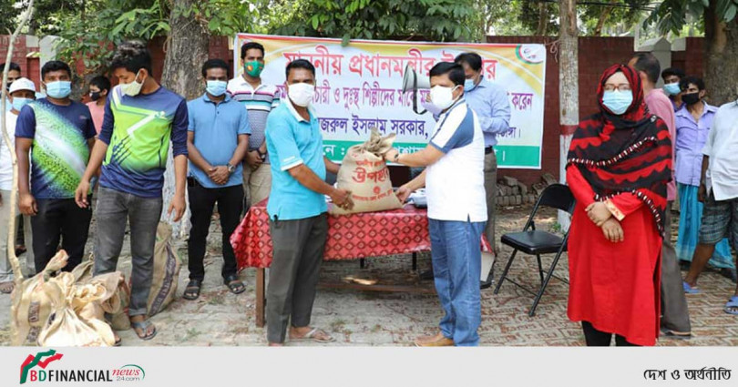 ১৩০ দুঃস্থ শিল্পী ও নরসুন্দরদের মাঝে প্রধানমন্ত্রীর উপহার বিতরণ করলো চুয়াডাঙ্গা জেলা প্রশাসন