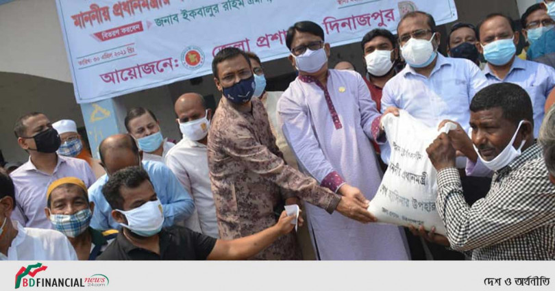 কর্মহীন গণপরিবহন শ্রমিকদের মাঝে প্রধানমন্ত্রীর উপহার বিতরন করলো দিনাজপুর জেলা প্রশাসন